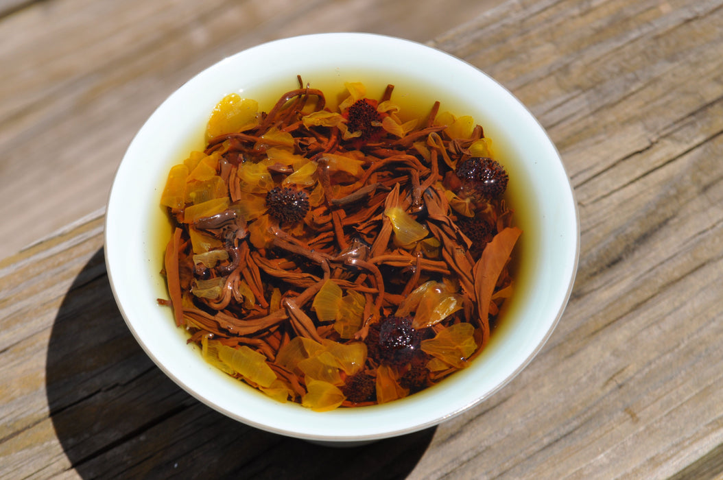 Snow Chrysanthemum Flowers and Big Snow Mountain Black Tea Dragon Ball